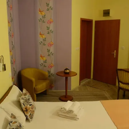 Pine Готель Скоп'є