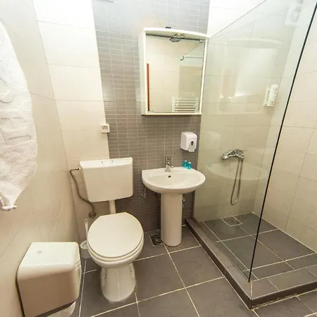 Готель Pine 2*